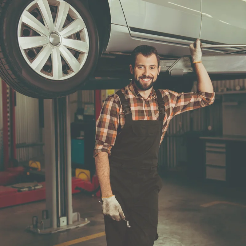 echipamente service auto si industriale – mecanic in atelier profesional